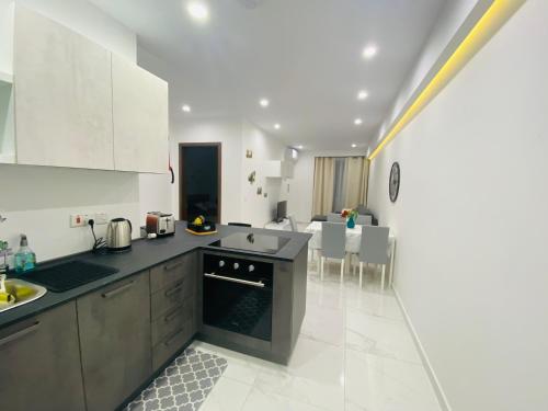 Kuchyň nebo kuchyňský kout v ubytování Central, Bright & Modern Apartment