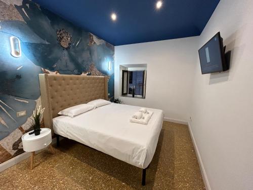 1 dormitorio con 1 cama con 2 toallas en Raffaello's Place, en Roma