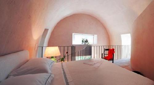 - une chambre avec un lit dans une pièce avec une arche dans l'établissement Residence Posillipo, à Naples