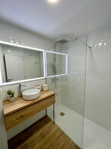 W łazience znajduje się umywalka i przeszklony prysznic. w obiekcie Apartamentos Playa Ventilla w mieście Aguadulce
