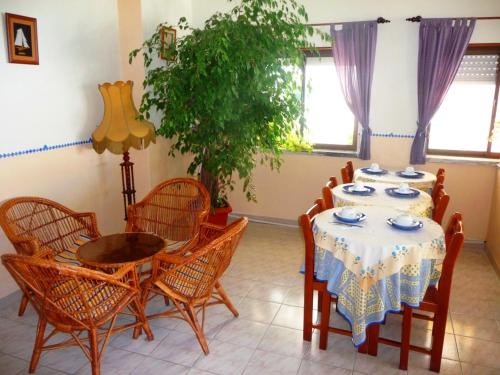 uma sala de jantar com mesa e cadeiras em Marazul em Serra d'el-Rei