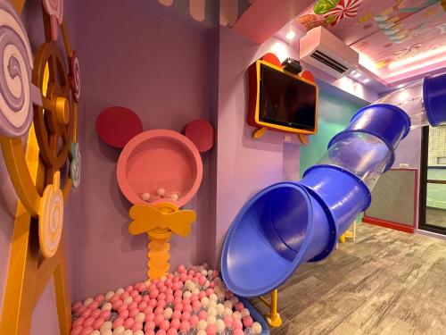 a room with a play room with a pile of balls at Kaohsiung High Fun Hostel in Kaohsiung
