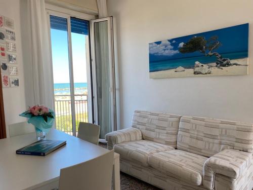 - un salon avec un canapé et une table dans l'établissement SeaSound Casa Vacanze, à Rimini