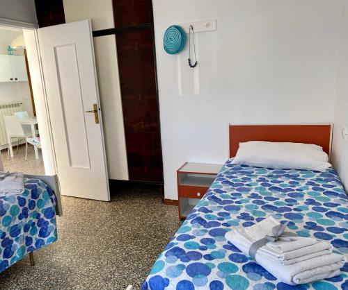 - une chambre avec un lit et des serviettes dans l'établissement SeaSound Casa Vacanze, à Rimini