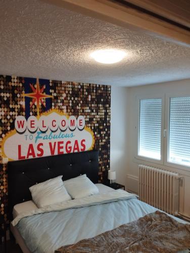 1 dormitorio con 1 cama y un cartel de bienvenida a las Vegas en Studio sortie autoroute Besançon - Bestprice, 