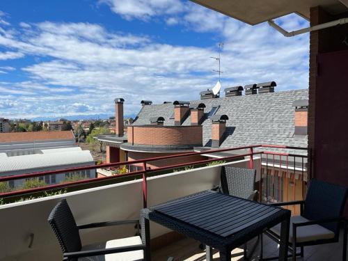 balcón con mesa y sillas en el techo en Penthouse Suite - Skyline view, en Busto Arsizio