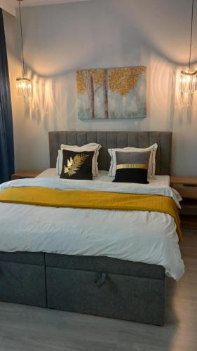 sypialnia z dużym łóżkiem z poduszkami w obiekcie Manu Park Apartament z Garażem Centrum w Łodzi