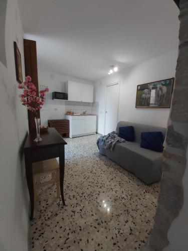 a living room with a couch and a table at B&B TraMonti in Cusano Mutri