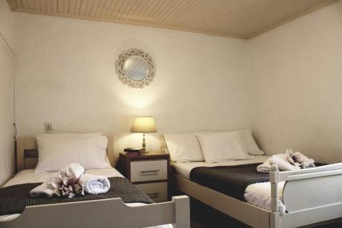 Un pat sau paturi într-o cameră la Sunrise cottage