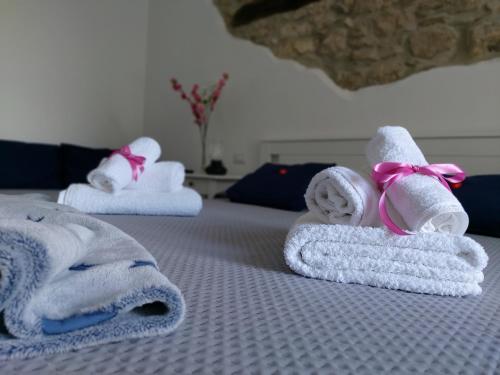 een paar handdoeken liggen op een bed bij B&B TraMonti in Cusano Mutri
