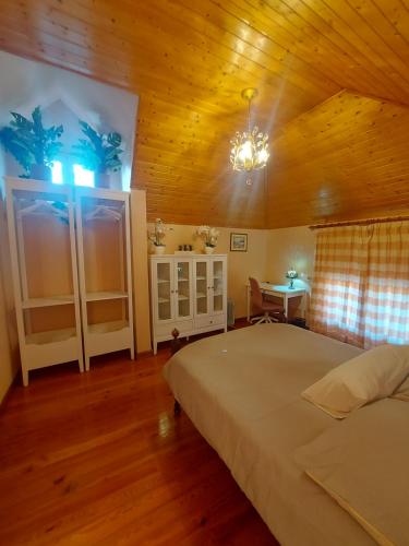 una camera con letto e soffitto in legno di Vivenda Por do Sol a Ponta do Sol