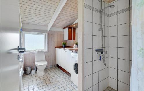 ÅrøsundにあるStunning Home In Haderslev With Kitchenのバスルーム(シャワー、トイレ、シンク付)