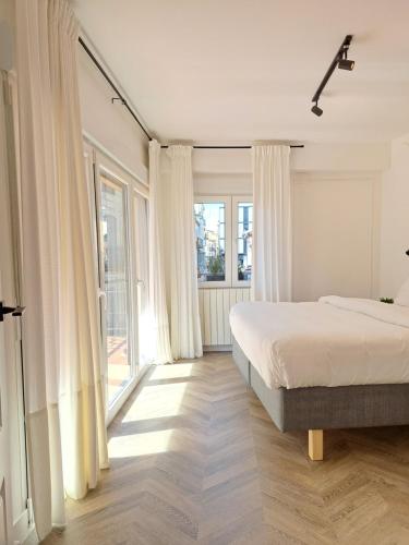 um quarto com uma cama e uma grande janela em Apartamentos BEJAR - DUCAL em Béjar