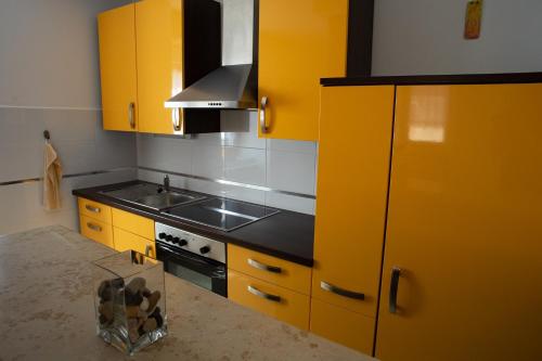Olive Tree Apartmentsにあるキッチンまたは簡易キッチン
