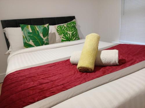 Uma cama ou camas num quarto em LondonRooms