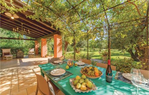 una mesa con un bol de fruta en ella en Stunning Home In Menfi Ag With Kitchen, en Portopalo di Capo Passero