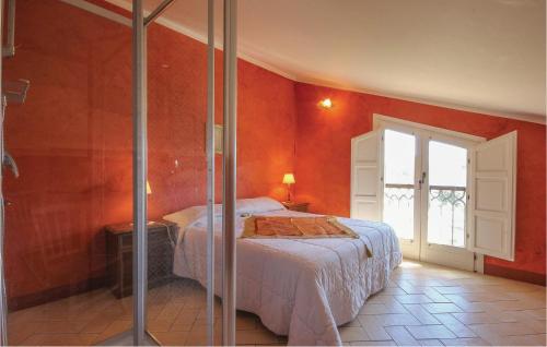 una camera con letto e doccia in vetro di Stunning Home In Menfi Ag With Kitchen a Porto Palo