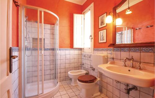 e bagno con servizi igienici, lavandino e doccia. di Stunning Home In Menfi Ag With Kitchen a Porto Palo