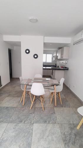 門多薩的住宿－Orfila Apart 1，厨房里设有1间带桌椅的用餐室