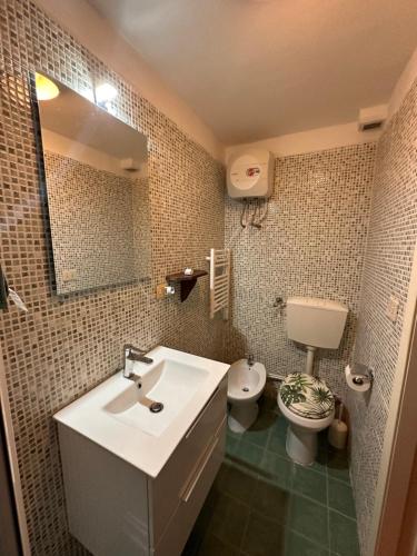 łazienka z umywalką i toaletą w obiekcie Residenza Della Vallisa w mieście Bari