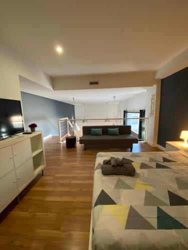 ein Schlafzimmer mit einem Bett und einem Sofa in einem Zimmer in der Unterkunft Apartamentos Marquesado in Madrid