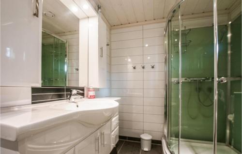 a bathroom with a sink and a shower at Beautiful Home In Vingelen With 3 Bedrooms And Wifi in Vingelen