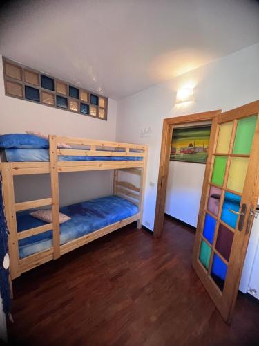 Cette chambre comprend 2 lits superposés et une porte. dans l'établissement Casa Alba, à Monterosso al Mare