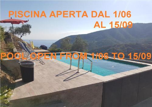 zdjęcie basenu na szczycie góry w obiekcie Solarolo Village w mieście Moneglia