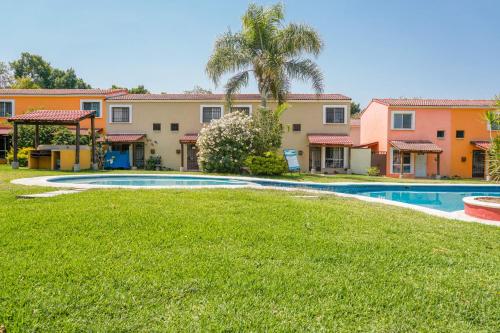 a swimming pool in front of a building at Bella Residencial Arco Antiguo Yautepec in Itzamatitlán