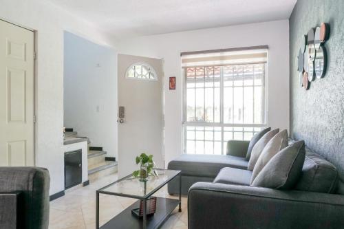 a living room with two couches and a table at Bella Residencial Arco Antiguo Yautepec in Itzamatitlán