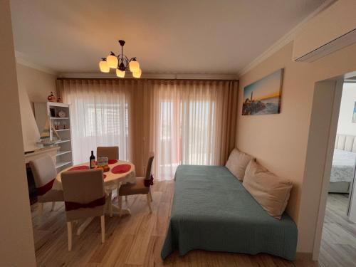 a living room with a bed and a dining room at Costa de Caparica in Costa da Caparica