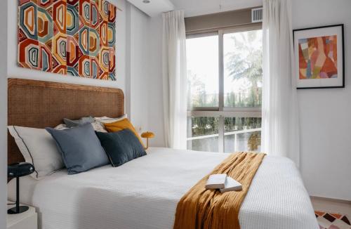een slaapkamer met een groot bed en een raam bij Casa Esmeralda - holiday apartment Costa Blanca in Ciudad Quesada