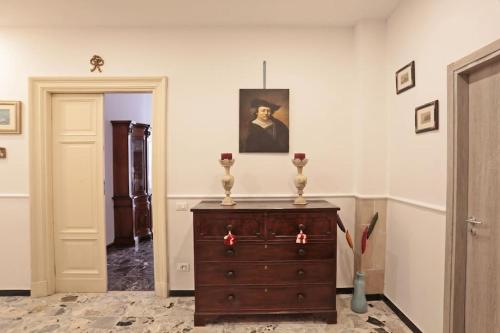 una habitación con un tocador y una pintura en la pared en I Due Leoni La Spezia, en La Spezia