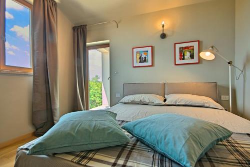 a bedroom with a bed with two pillows on it at Villa Stoje - mit beheiztem Pool in Svetvinčenat