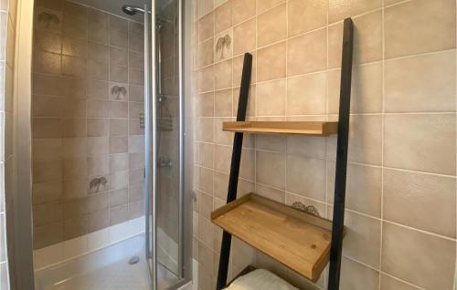 y baño con ducha y estante de madera. en Gorgeous Home In Westende With Kitchen, en Middelkerke