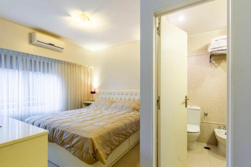 sypialnia z łóżkiem i łazienką w obiekcie Dpto en Puerto Madero w BuenosAires
