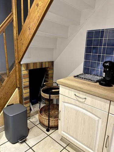 une cuisine avec un comptoir, une table et un tabouret dans l'établissement Ma piote cabine (maison), au Tréport