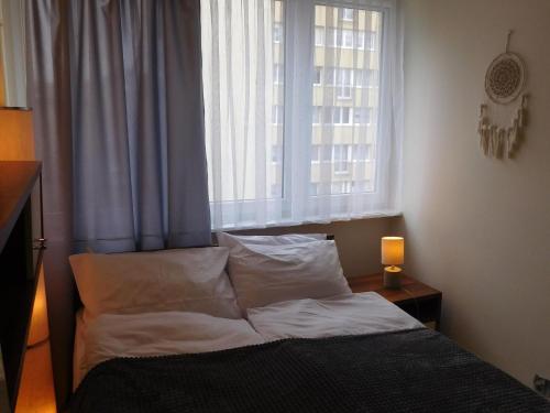 - un lit dans une chambre avec fenêtre dans l'établissement Apartment in winouj cie for 4 people, à Świnoujście