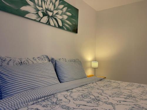 una camera da letto con un letto e un dipinto sul muro di 16 Dean Court a Lydney
