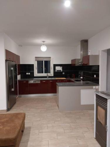 Il dispose d'une grande cuisine avec un comptoir et un réfrigérateur. dans l'établissement Maison entre Océan - Bassin d'arcachon, à Le Porge