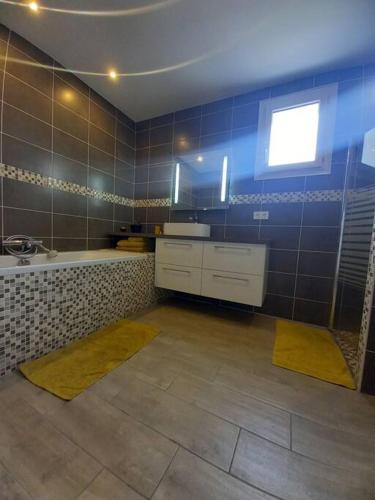 une salle de bain avec une douche, un lavabo et une baignoire dans l'établissement Maison entre Océan - Bassin d'arcachon, à Le Porge