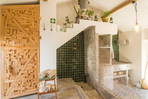 Habitación con chimenea y puerta de madera. en Obidos Rural Chic House en Usseira