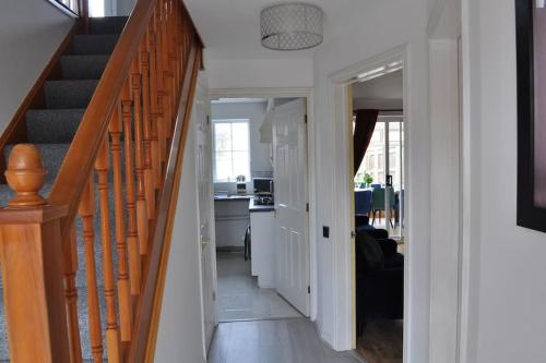 um corredor com uma escada e uma sala de estar em The RedBridge House em Swindon