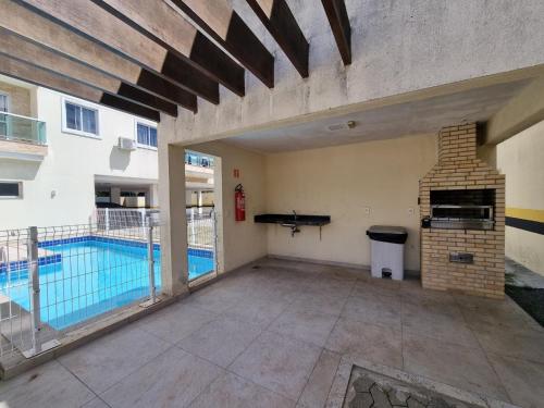 an empty room with a swimming pool in a building at 301 Lugar de Veraneio in Serra