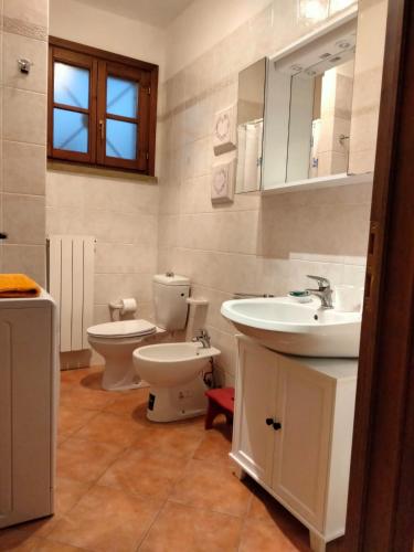 y baño con lavabo y aseo. en Solerio 4 en Montescudaio