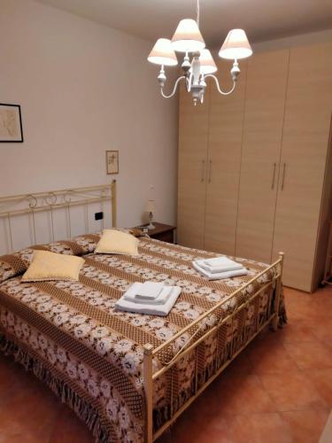 Un dormitorio con una cama con una mesa con servilletas. en Solerio 4 en Montescudaio