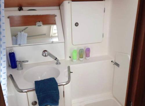 a bathroom with a sink and a mirror at Brego, Velero para alojamiento in Santa Cruz de Tenerife
