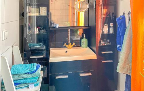 uma casa de banho com um lavatório e um espelho em 3 Bedroom Nice Home In Lunde em Lunde