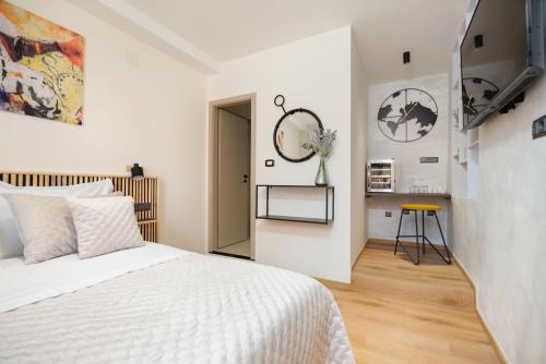 um quarto branco com uma cama e uma mesa em Villa Urbi et Orbi 2 em Split