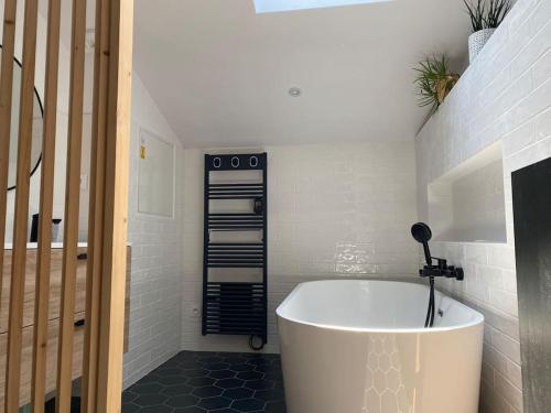 W pokoju znajduje się łazienka z białą wanną. w obiekcie Superbe villa 5* avec piscine chauffée w mieście Labenne